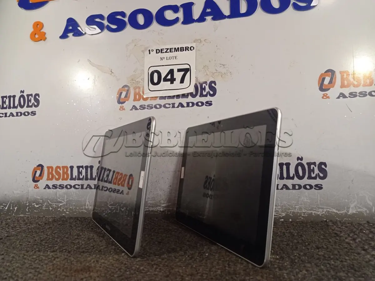 LOTE 047 - 02 TABLET SAMSUNG. (NO ESTADO) ATENÇÃO! FAZER A VISITAÇÃO ANTES DE ARREMATAR, NÃO SABEMOS SE FUNCIONA. LEILÃO NÃO TEM GARANTIA E NEM DEVOLUÇÃO, SUJEITO A POSSÍVEIS AVARIAS VISÍVEIS/OCULTAS E/OU AUSÊNCIA DE COMPONENTES.