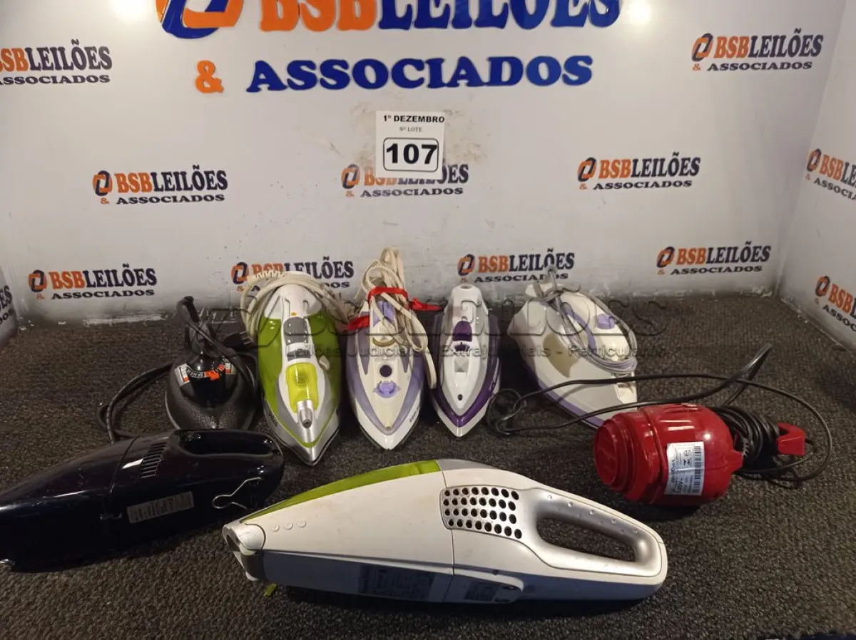 LOTE 107 - 05 FERROS DE PASSAR E 03 ASPIRADORES DE PÓ MARCAS E MODELOS DIVERSOS PRA RETIRADA DE PEÇAS. (NO ESTADO) ATENÇÃO! FAZER A VISITAÇÃO ANTES DE ARREMATAR, NÃO SABEMOS SE FUNCIONA. LEILÃO NÃO TEM GARANTIA E NEM DEVOLUÇÃO, SUJEITO A POSSÍVEIS AVARIAS VISÍVEIS/OCULTAS E/OU AUSÊNCIA DE COMPONENTES.