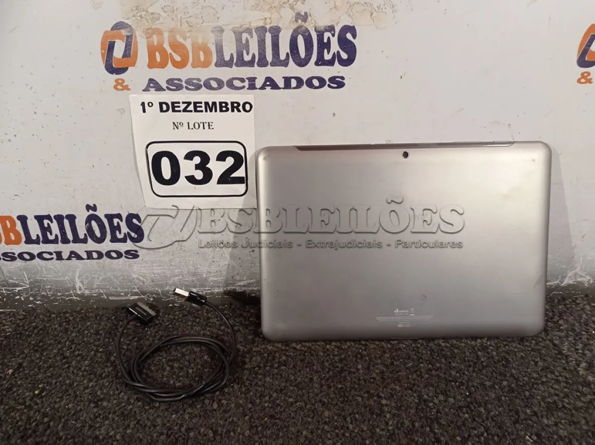 LOTE 032 - 01 TABLET SAMSUNG COM CABO. (NO ESTADO) ATENÇÃO! FAZER A VISITAÇÃO ANTES DE ARREMATAR, NÃO SABEMOS SE FUNCIONA. LEILÃO NÃO TEM GARANTIA E NEM DEVOLUÇÃO, SUJEITO A POSSÍVEIS AVARIAS VISÍVEIS/OCULTAS E/OU AUSÊNCIA DE COMPONENTES.