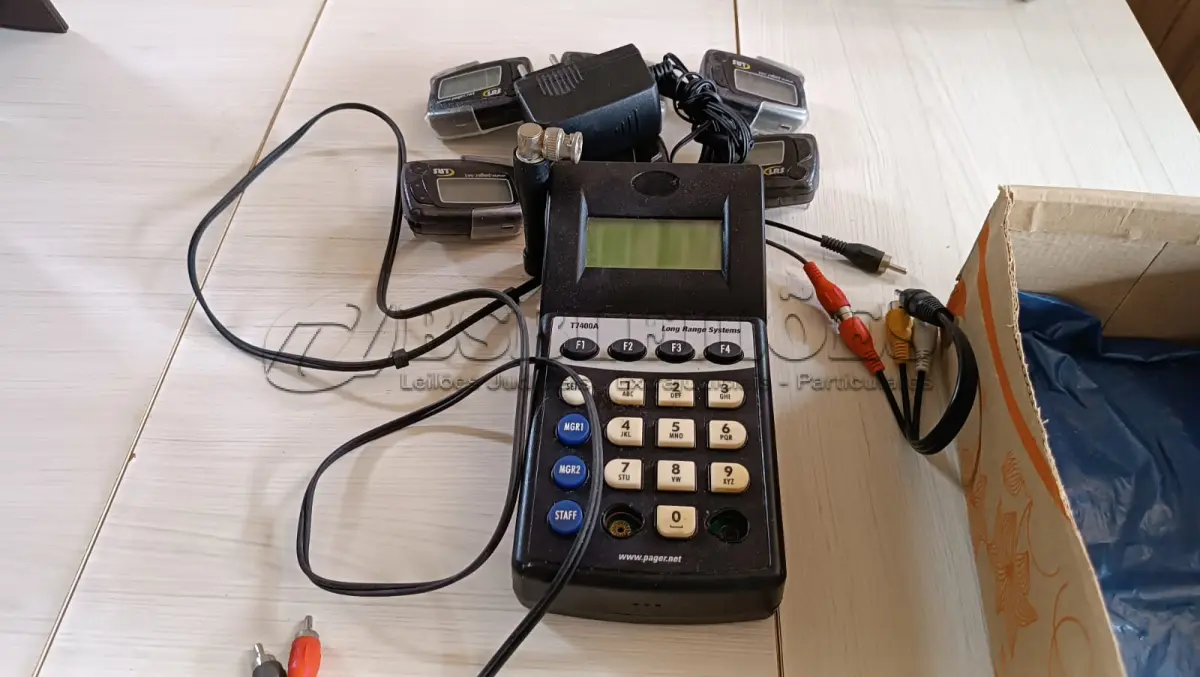 LOTE 014 - EQUIPAMENTO CHAMA GARÇOM, COM 6 BIP´S, 01 CARREGADOR, 01 CABO E 01 ANTENA. (NO ESTADO, NÃO SABEMOS SE FUNCIONA. LEILÃO NÃO TEM GARANTIA E NEM DEVOLUÇÃO).