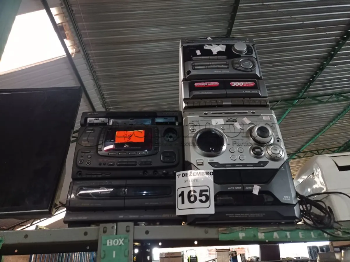 LOTE 165 - 03 APARELHOS DE SOM MARCAS E MODELOS DIVERSOS. (NO ESTADO) ATENÇÃO! FAZER A VISITAÇÃO ANTES DE ARREMATAR, NÃO SABEMOS SE FUNCIONA. LEILÃO NÃO TEM GARANTIA E NEM DEVOLUÇÃO, SUJEITO A POSSÍVEIS AVARIAS VISÍVEIS/OCULTAS E/OU AUSÊNCIA DE COMPONENTES.