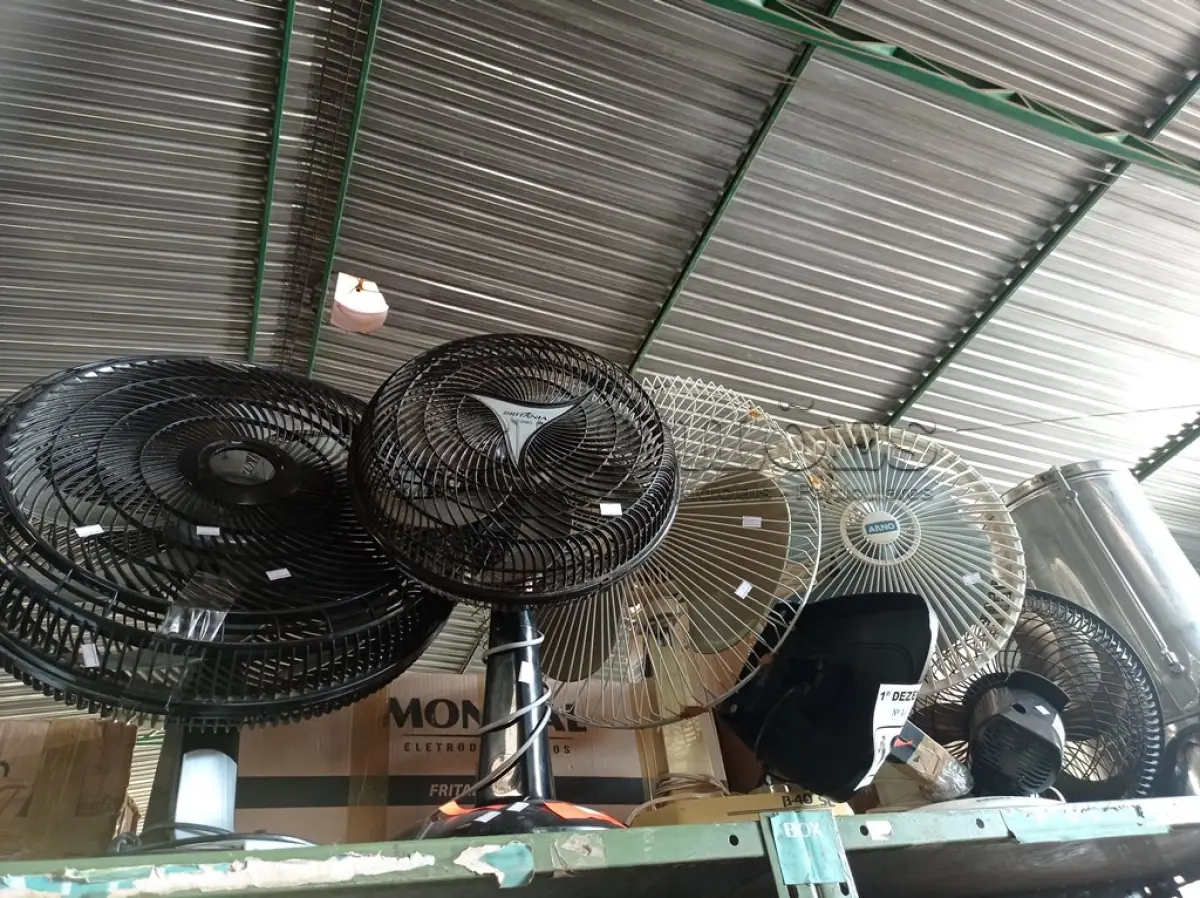 LOTE 102 - 01 LOTE COM VÁRIOS VENTILADORES MARCAS E MODELOS DIVERSOS. (NO ESTADO) ATENÇÃO! FAZER A VISITAÇÃO ANTES DE ARREMATAR, NÃO SABEMOS SE FUNCIONA. LEILÃO NÃO TEM GARANTIA E NEM DEVOLUÇÃO, SUJEITO A POSSÍVEIS AVARIAS VISÍVEIS/OCULTAS E/OU AUSÊNCIA DE COMPONENTES.