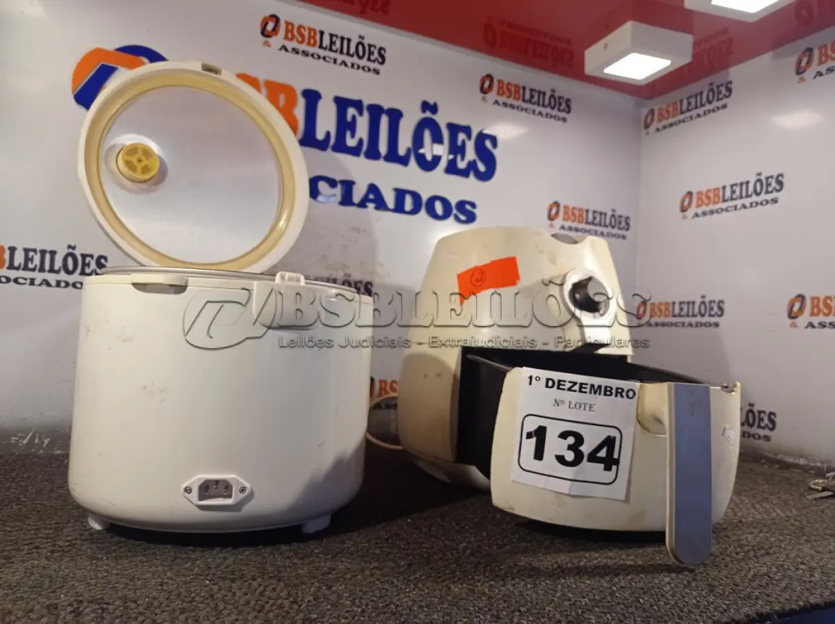 LOTE 134 - 01 AIR FRY E 01 PANELA ELÉTRICA DE FAZER ARROZ. (NO ESTADO) ATENÇÃO! FAZER A VISITAÇÃO ANTES DE ARREMATAR, NÃO SABEMOS SE FUNCIONA. LEILÃO NÃO TEM GARANTIA E NEM DEVOLUÇÃO, SUJEITO A POSSÍVEIS AVARIAS VISÍVEIS/OCULTAS E/OU AUSÊNCIA DE COMPONENTES.