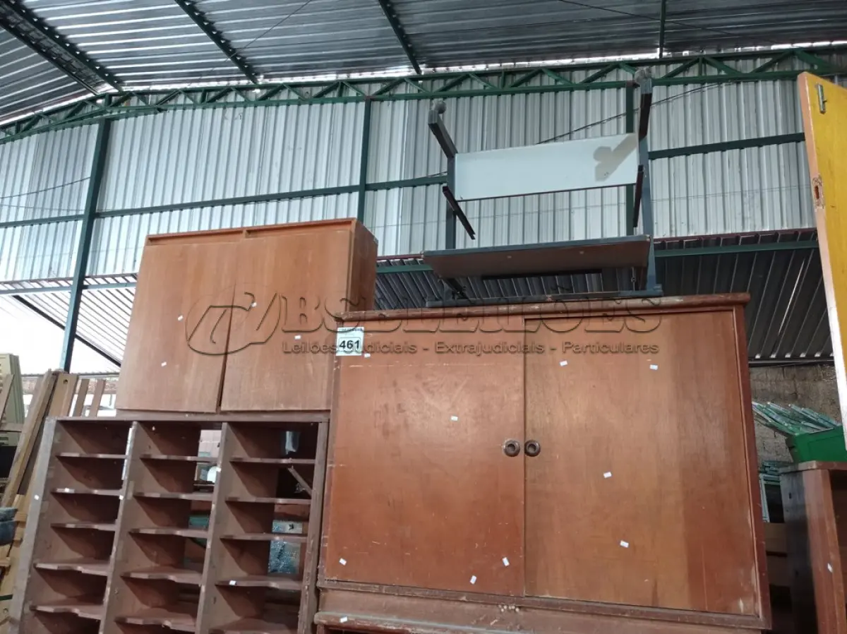 LOTE 461 - 02 MESAS, 03 ARMÁRIOS BAIXOS E 01 ESCANINHO. (NO ESTADO) ATENÇÃO! FAZER A VISITAÇÃO ANTES DE ARREMATAR, NÃO SABEMOS SE FUNCIONA. LEILÃO NÃO TEM GARANTIA E NEM DEVOLUÇÃO, SUJEITO A POSSÍVEIS AVARIAS VISÍVEIS/OCULTAS E/OU AUSÊNCIA DE COMPONENTES.
