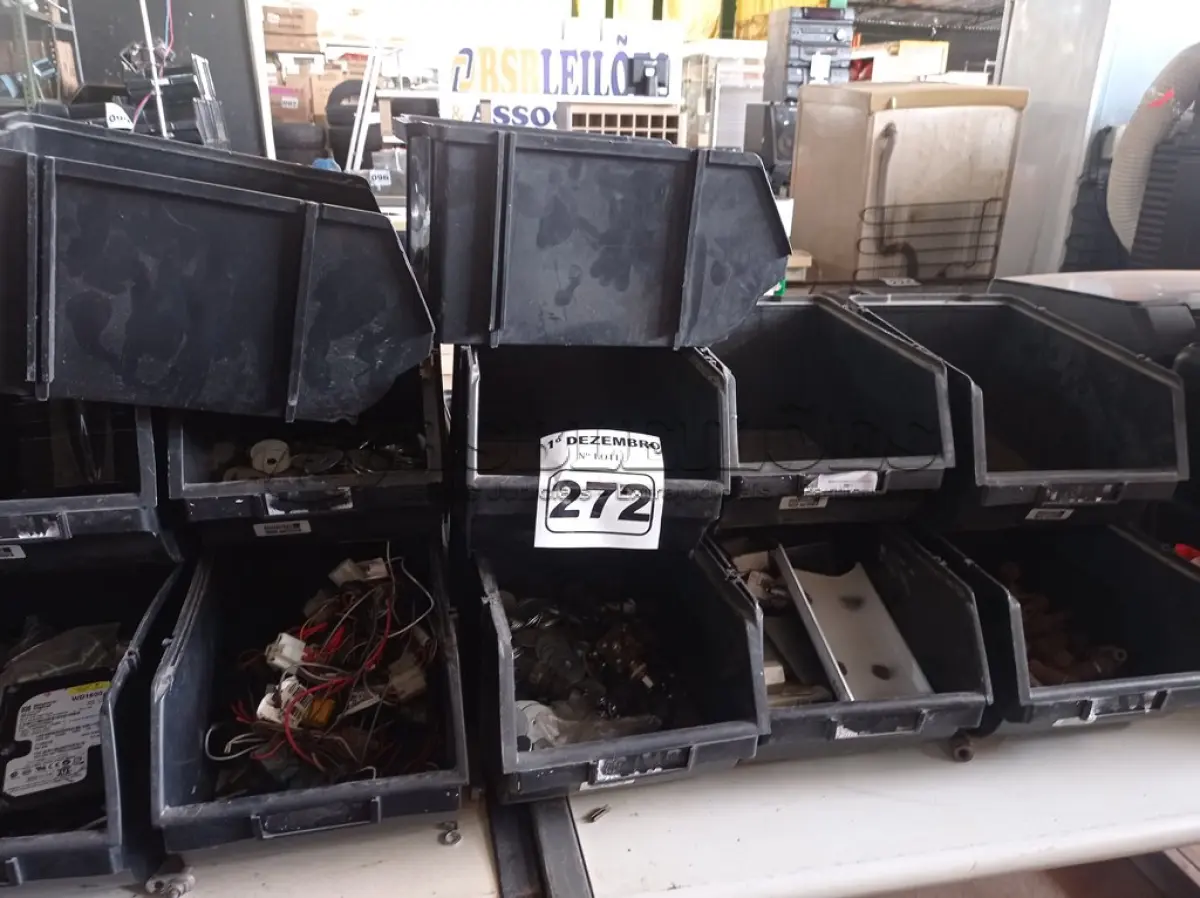 LOTE 272 - 01 LOTE COM VÁRIAS CAÇAMBAS ORGANIZADORAS E MATERIAIS DIVERSOS. (NO ESTADO) ATENÇÃO! FAZER A VISITAÇÃO ANTES DE ARREMATAR, NÃO SABEMOS SE FUNCIONA. LEILÃO NÃO TEM GARANTIA E NEM DEVOLUÇÃO, SUJEITO A POSSÍVEIS AVARIAS VISÍVEIS/OCULTAS E/OU AUSÊNCIA DE COMPONENTES.