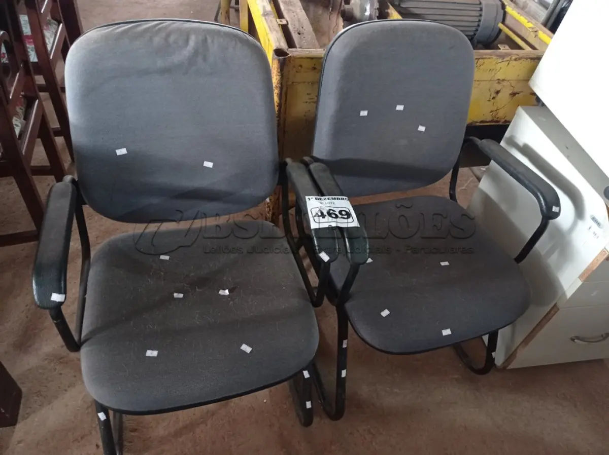 LOTE 469 - 02 CADEIRAS DE ESCRITÓRIO COM BASES FIXAS. (NO ESTADO) ATENÇÃO! FAZER A VISITAÇÃO ANTES DE ARREMATAR, NÃO SABEMOS SE FUNCIONA. LEILÃO NÃO TEM GARANTIA E NEM DEVOLUÇÃO, SUJEITO A POSSÍVEIS AVARIAS VISÍVEIS/OCULTAS E/OU AUSÊNCIA DE COMPONENTES.