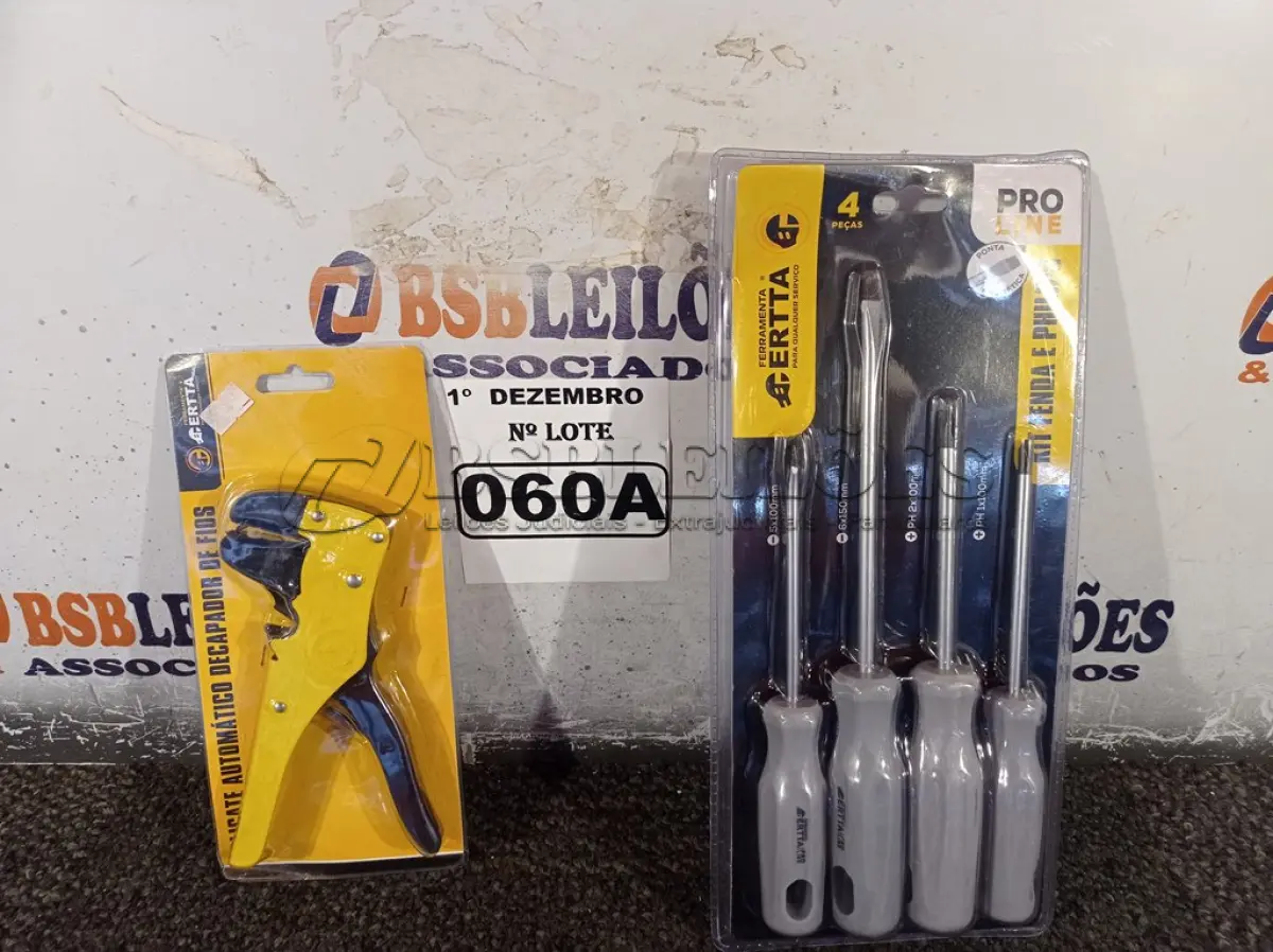 LOTE 060 - 01 KIT DE CHAVES FENDA/PHILIPS E 01 DECAPADOR DE FIOS. (NO ESTADO) ATENÇÃO! FAZER A VISITAÇÃO ANTES DE ARREMATAR, NÃO SABEMOS SE FUNCIONA. LEILÃO NÃO TEM GARANTIA E NEM DEVOLUÇÃO, SUJEITO A POSSÍVEIS AVARIAS VISÍVEIS/OCULTAS E/OU AUSÊNCIA DE COMPONENTES.