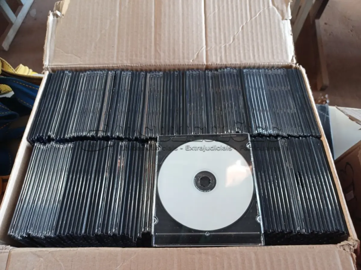 LOTE 404 - 01 LOTE COM APROXIMADAMENTE 160 MÍDIAS DE CD VIGEM. (NO ESTADO) ATENÇÃO! FAZER A VISITAÇÃO ANTES DE ARREMATAR, NÃO SABEMOS SE FUNCIONA. LEILÃO NÃO TEM GARANTIA E NEM DEVOLUÇÃO, SUJEITO A POSSÍVEIS AVARIAS VISÍVEIS/OCULTAS E/OU AUSÊNCIA DE COMPONENTES.