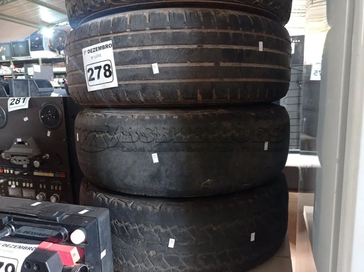 LOTE 278 - 04 RODAS DE FERRO PARA CAMIONETE 05 FUROS COM PNEUS USADOS ARO 15. (NO ESTADO) ATENÇÃO! FAZER A VISITAÇÃO ANTES DE ARREMATAR, NÃO SABEMOS SE FUNCIONA. LEILÃO NÃO TEM GARANTIA E NEM DEVOLUÇÃO, SUJEITO A POSSÍVEIS AVARIAS VISÍVEIS/OCULTAS E/OU AUSÊNCIA DE COMPONENTES.