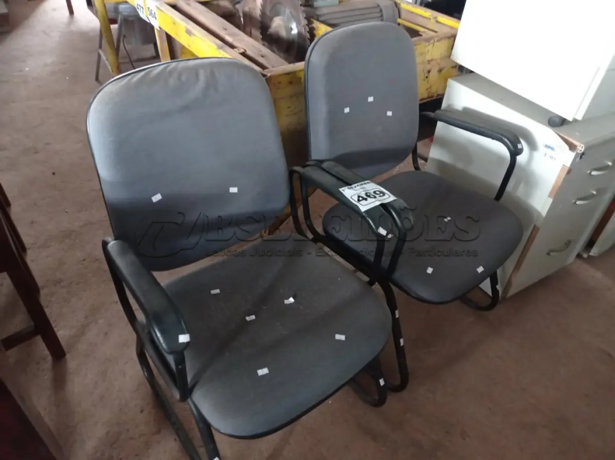 LOTE 469 - 02 CADEIRAS DE ESCRITÓRIO COM BASES FIXAS. (NO ESTADO) ATENÇÃO! FAZER A VISITAÇÃO ANTES DE ARREMATAR, NÃO SABEMOS SE FUNCIONA. LEILÃO NÃO TEM GARANTIA E NEM DEVOLUÇÃO, SUJEITO A POSSÍVEIS AVARIAS VISÍVEIS/OCULTAS E/OU AUSÊNCIA DE COMPONENTES.