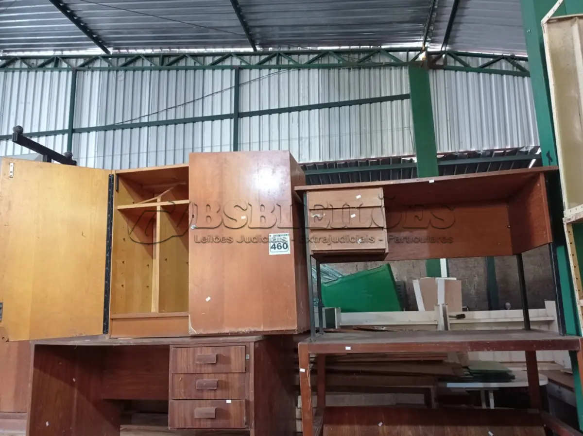 LOTE 460 - 05 MESAS E 01 ARMÁRIO BAIXO EM MADEIRA. (NO ESTADO) ATENÇÃO! FAZER A VISITAÇÃO ANTES DE ARREMATAR, NÃO SABEMOS SE FUNCIONA. LEILÃO NÃO TEM GARANTIA E NEM DEVOLUÇÃO, SUJEITO A POSSÍVEIS AVARIAS VISÍVEIS/OCULTAS E/OU AUSÊNCIA DE COMPONENTES.