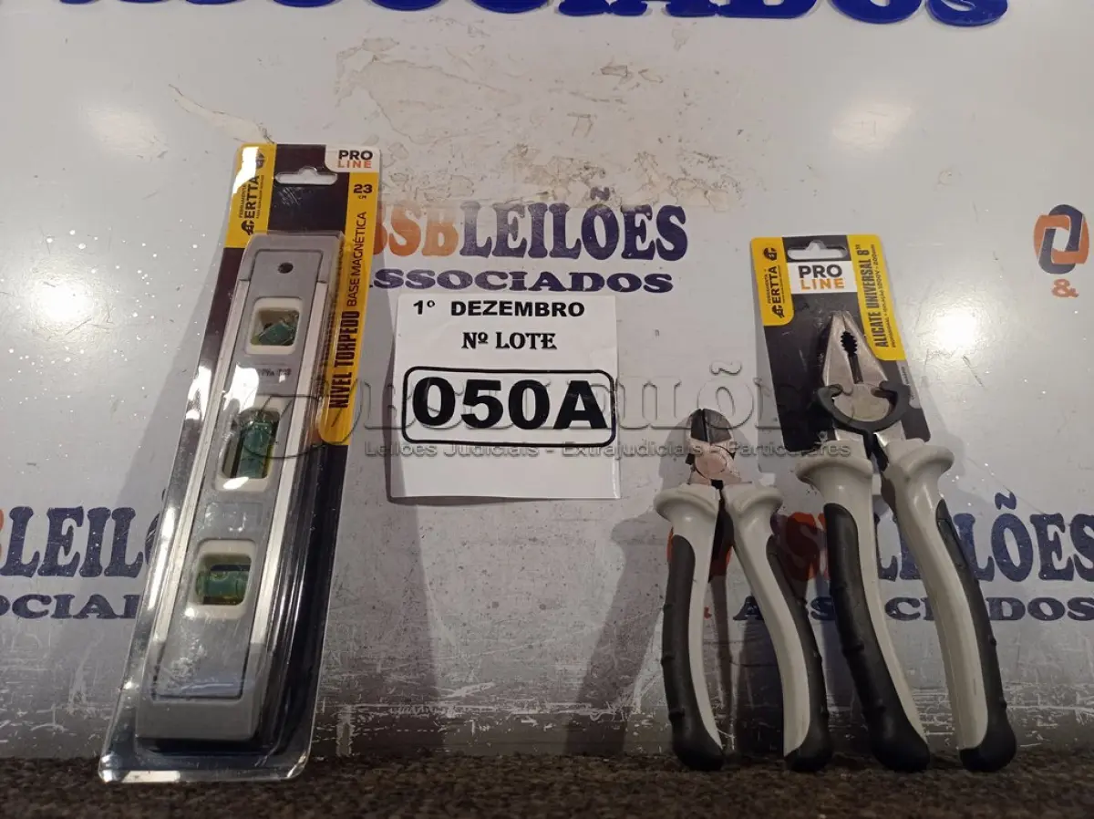 LOTE 050 - 01 NÍVEL DE MÃO, 01 ALICATE UNIVERSAL E 01 ALICATE DE CORTE. (NO ESTADO) ATENÇÃO! FAZER A VISITAÇÃO ANTES DE ARREMATAR, NÃO SABEMOS SE FUNCIONA. LEILÃO NÃO TEM GARANTIA E NEM DEVOLUÇÃO, SUJEITO A POSSÍVEIS AVARIAS VISÍVEIS/OCULTAS E/OU AUSÊNCIA DE COMPONENTES.