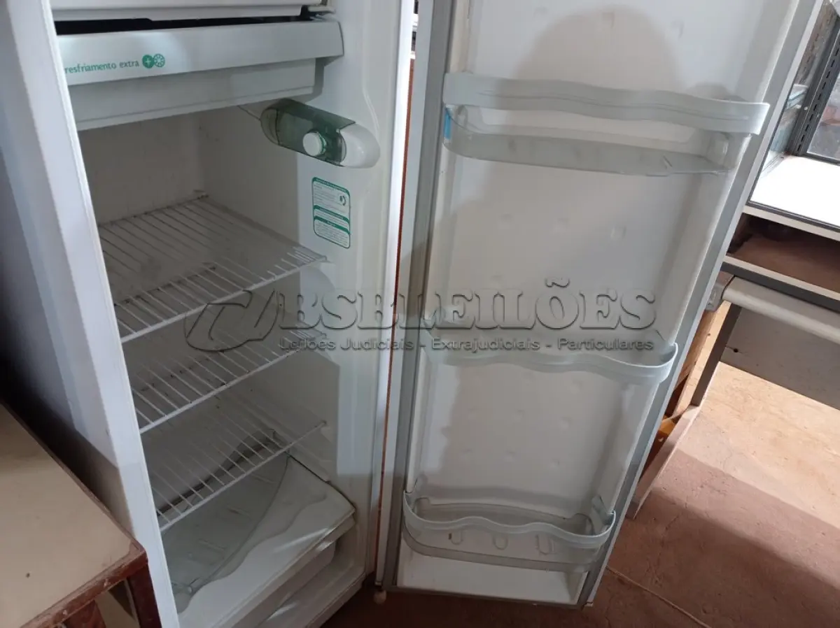 LOTE 218 - 01 GELADEIRA MARCA CÔNSUL 220V. (NO ESTADO) ATENÇÃO! FAZER A VISITAÇÃO ANTES DE ARREMATAR, NÃO SABEMOS SE FUNCIONA. LEILÃO NÃO TEM GARANTIA E NEM DEVOLUÇÃO, SUJEITO A POSSÍVEIS AVARIAS VISÍVEIS/OCULTAS E/OU AUSÊNCIA DE COMPONENTES.