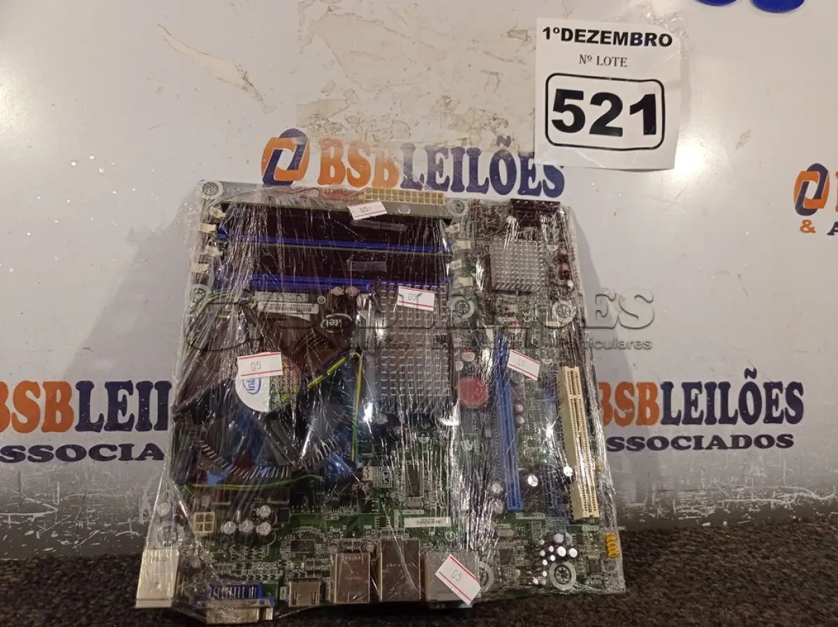 LOTE 521 - 01 PLACA MÃE INTEL DG 43GT, 4GB DE MEMÓRIA E PROCESSADOR CORE2 QUAD. (NO ESTADO) ATENÇÃO! FAZER A VISITAÇÃO ANTES DE ARREMATAR, NÃO SABEMOS SE FUNCIONA. LEILÃO NÃO TEM GARANTIA E NEM DEVOLUÇÃO, SUJEITO A POSSÍVEIS AVARIAS VISÍVEIS/OCULTAS E/OU AUSÊNCIA DE COMPONENTES.