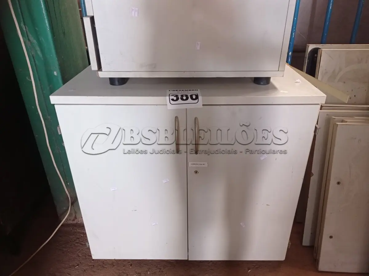 LOTE 380 - 01 ARMÁRIO BAIXO COM 02 PORTAS E 01 GAVETEIRO COM 04 GAVETAS. (NO ESTADO) ATENÇÃO! FAZER A VISITAÇÃO ANTES DE ARREMATAR, NÃO SABEMOS SE FUNCIONA. LEILÃO NÃO TEM GARANTIA E NEM DEVOLUÇÃO, SUJEITO A POSSÍVEIS AVARIAS VISÍVEIS/OCULTAS E/OU AUSÊNCIA DE COMPONENTES.