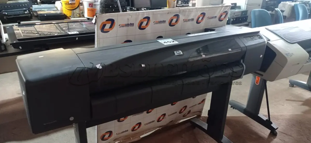 LOTE 452 - 01 PLOTTER MARCA HP. (NO ESTADO) ATENÇÃO! FAZER A VISITAÇÃO ANTES DE ARREMATAR, NÃO SABEMOS SE FUNCIONA. LEILÃO NÃO TEM GARANTIA E NEM DEVOLUÇÃO, SUJEITO A POSSÍVEIS AVARIAS VISÍVEIS/OCULTAS E/OU AUSÊNCIA DE COMPONENTES.