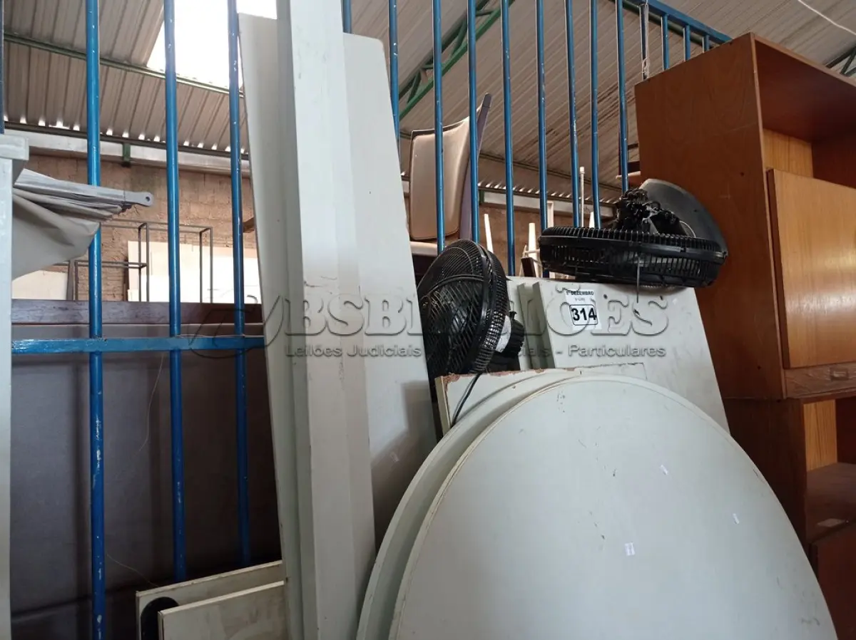 LOTE 314 - 01 LOTE COM VÁRIOS TAMPOS DE MESA, 02 VENTILADORES E 01 TELA DE PROJEÇÃO MARCAS E MODELOS DIVERSOS. (NO ESTADO) ATENÇÃO! FAZER A VISITAÇÃO ANTES DE ARREMATAR, NÃO SABEMOS SE FUNCIONA. LEILÃO NÃO TEM GARANTIA E NEM DEVOLUÇÃO, SUJEITO A POSSÍVEIS AVARIAS VISÍVEIS/OCULTAS E/OU AUSÊNCIA DE COMPONENTES.