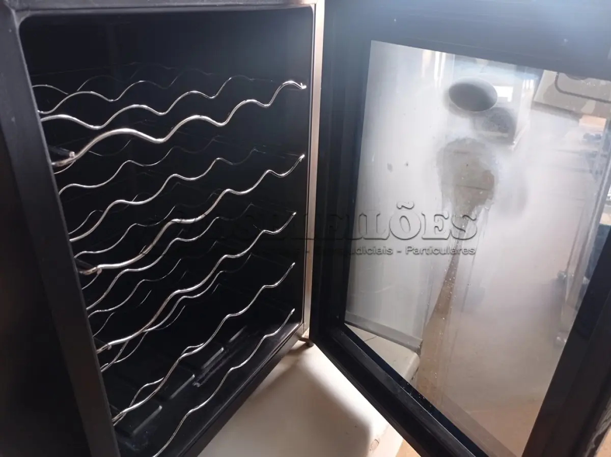 LOTE 275 - 01 FRIGOBAR BOM CHEFF. (NO ESTADO) ATENÇÃO! FAZER A VISITAÇÃO ANTES DE ARREMATAR, NÃO SABEMOS SE FUNCIONA. LEILÃO NÃO TEM GARANTIA E NEM DEVOLUÇÃO, SUJEITO A POSSÍVEIS AVARIAS VISÍVEIS/OCULTAS E/OU AUSÊNCIA DE COMPONENTES.