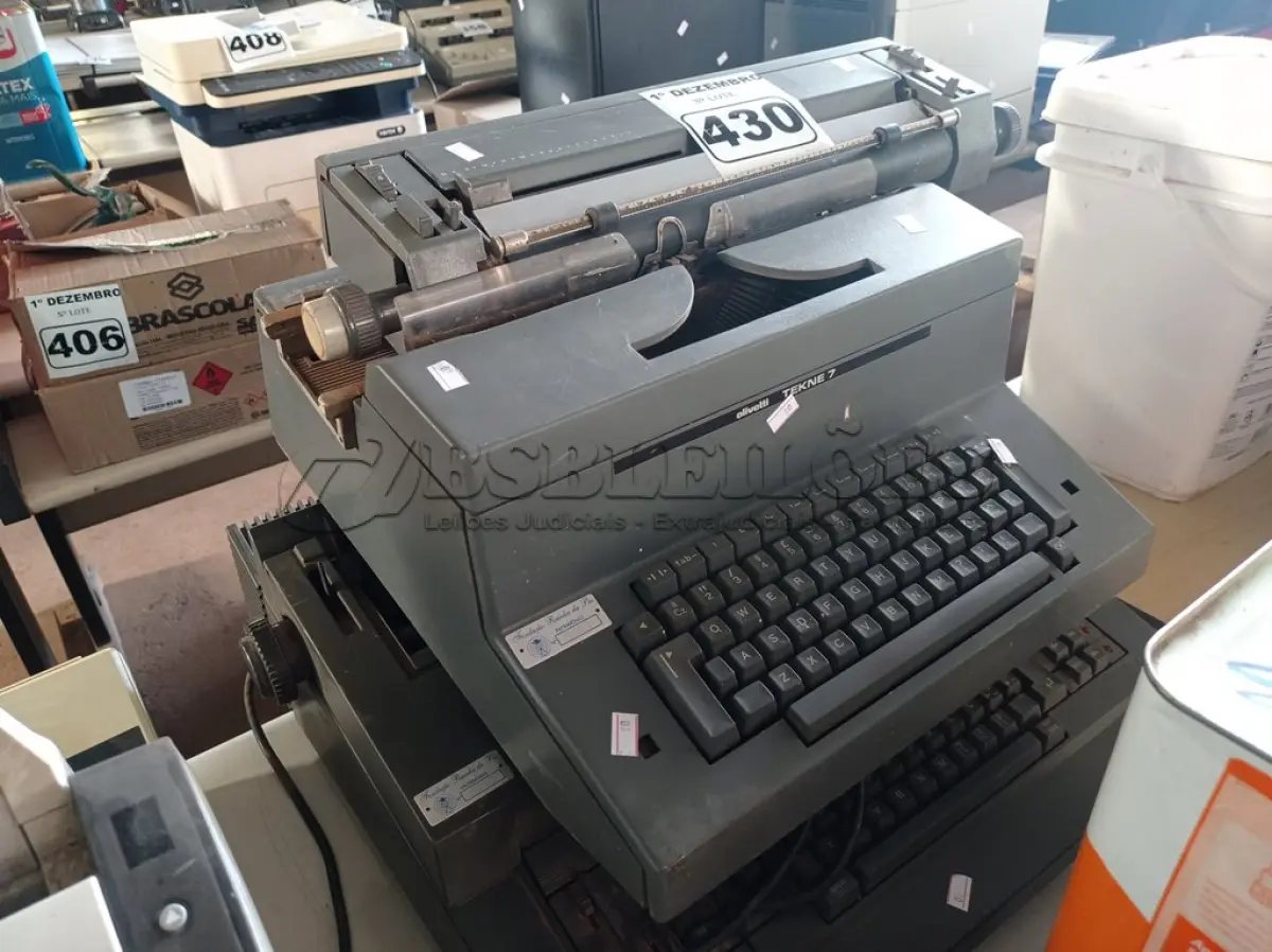 LOTE 430 - 02 MAQUINAS DE ESCREVER. (NO ESTADO) ATENÇÃO! FAZER A VISITAÇÃO ANTES DE ARREMATAR, NÃO SABEMOS SE FUNCIONA. LEILÃO NÃO TEM GARANTIA E NEM DEVOLUÇÃO, SUJEITO A POSSÍVEIS AVARIAS VISÍVEIS/OCULTAS E/OU AUSÊNCIA DE COMPONENTES.