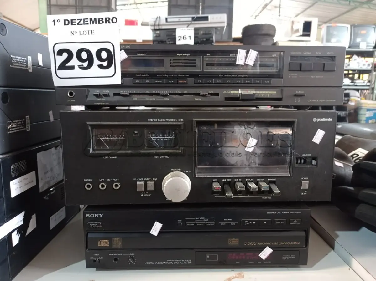 LOTE 299 - 01 TOCA CD, 01 STÉREO DECK E 01 AM/FM STÉREO RECEIVER. (NO ESTADO) ATENÇÃO! FAZER A VISITAÇÃO ANTES DE ARREMATAR, NÃO SABEMOS SE FUNCIONA. LEILÃO NÃO TEM GARANTIA E NEM DEVOLUÇÃO, SUJEITO A POSSÍVEIS AVARIAS VISÍVEIS/OCULTAS E/OU AUSÊNCIA DE COMPONENTES.