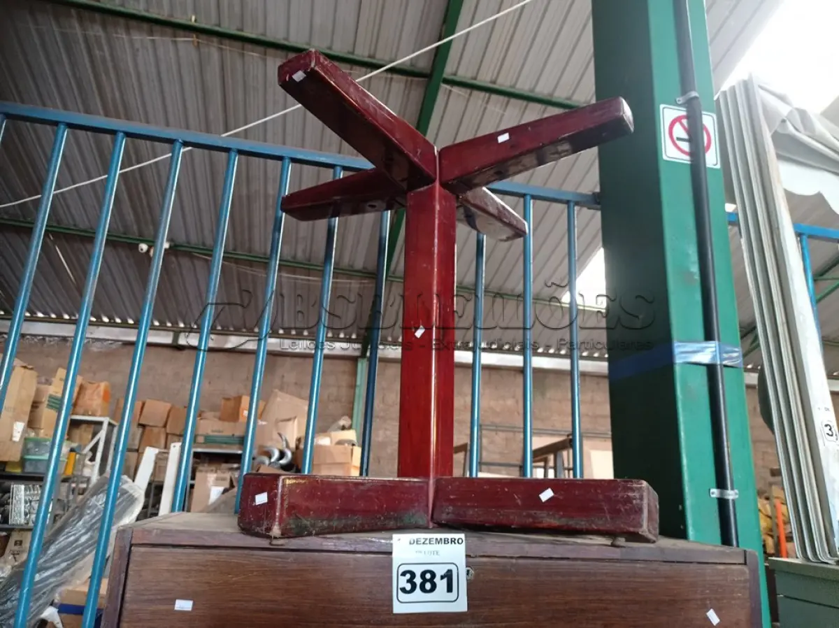 LOTE 381 - 01 MESA REDONDA E 01 ARMÁRIO EM MADEIRA. (NO ESTADO) ATENÇÃO! FAZER A VISITAÇÃO ANTES DE ARREMATAR, NÃO SABEMOS SE FUNCIONA. LEILÃO NÃO TEM GARANTIA E NEM DEVOLUÇÃO, SUJEITO A POSSÍVEIS AVARIAS VISÍVEIS/OCULTAS E/OU AUSÊNCIA DE COMPONENTES.