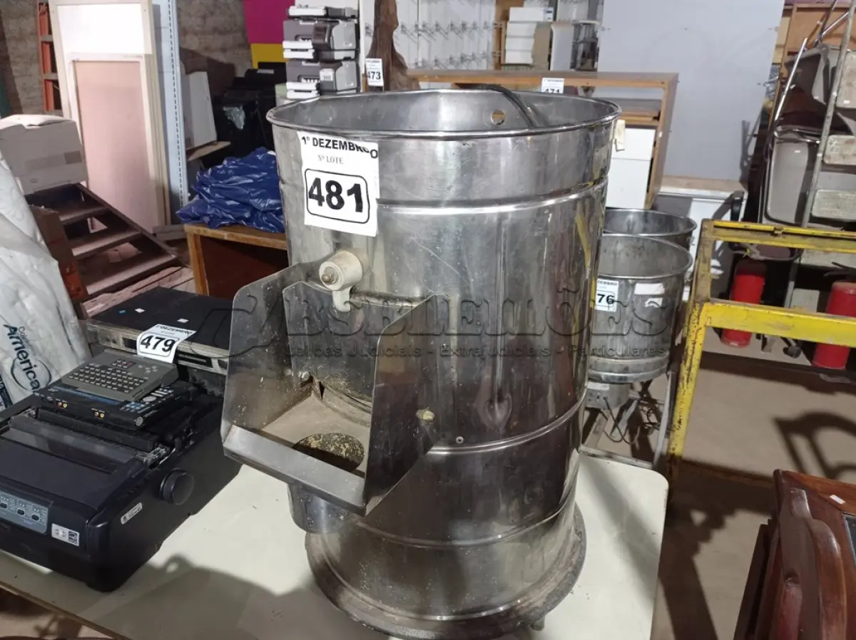 LOTE 481 - 01 DESCASCADOR DE BATATAS. (NO ESTADO) ATENÇÃO! FAZER A VISITAÇÃO ANTES DE ARREMATAR, NÃO SABEMOS SE FUNCIONA. LEILÃO NÃO TEM GARANTIA E NEM DEVOLUÇÃO, SUJEITO A POSSÍVEIS AVARIAS VISÍVEIS/OCULTAS E/OU AUSÊNCIA DE COMPONENTES.
