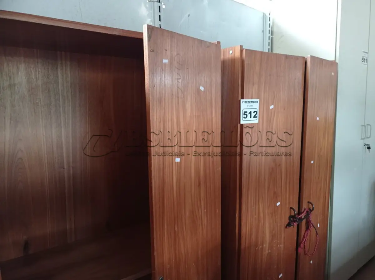 LOTE 512 - 02 ARMÁRIOS EM MADEIRA. (NO ESTADO) ATENÇÃO! FAZER A VISITAÇÃO ANTES DE ARREMATAR, NÃO SABEMOS SE FUNCIONA. LEILÃO NÃO TEM GARANTIA E NEM DEVOLUÇÃO, SUJEITO A POSSÍVEIS AVARIAS VISÍVEIS/OCULTAS E/OU AUSÊNCIA DE COMPONENTES.