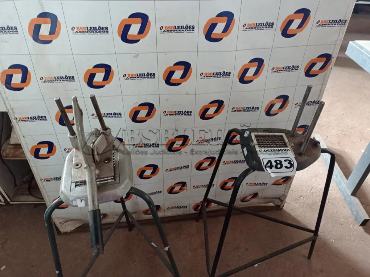 LOTE 483 - 02 CORTADORAS DE BATATAS. (NO ESTADO) ATENÇÃO! FAZER A VISITAÇÃO ANTES DE ARREMATAR, NÃO SABEMOS SE FUNCIONA. LEILÃO NÃO TEM GARANTIA E NEM DEVOLUÇÃO, SUJEITO A POSSÍVEIS AVARIAS VISÍVEIS/OCULTAS E/OU AUSÊNCIA DE COMPONENTES.