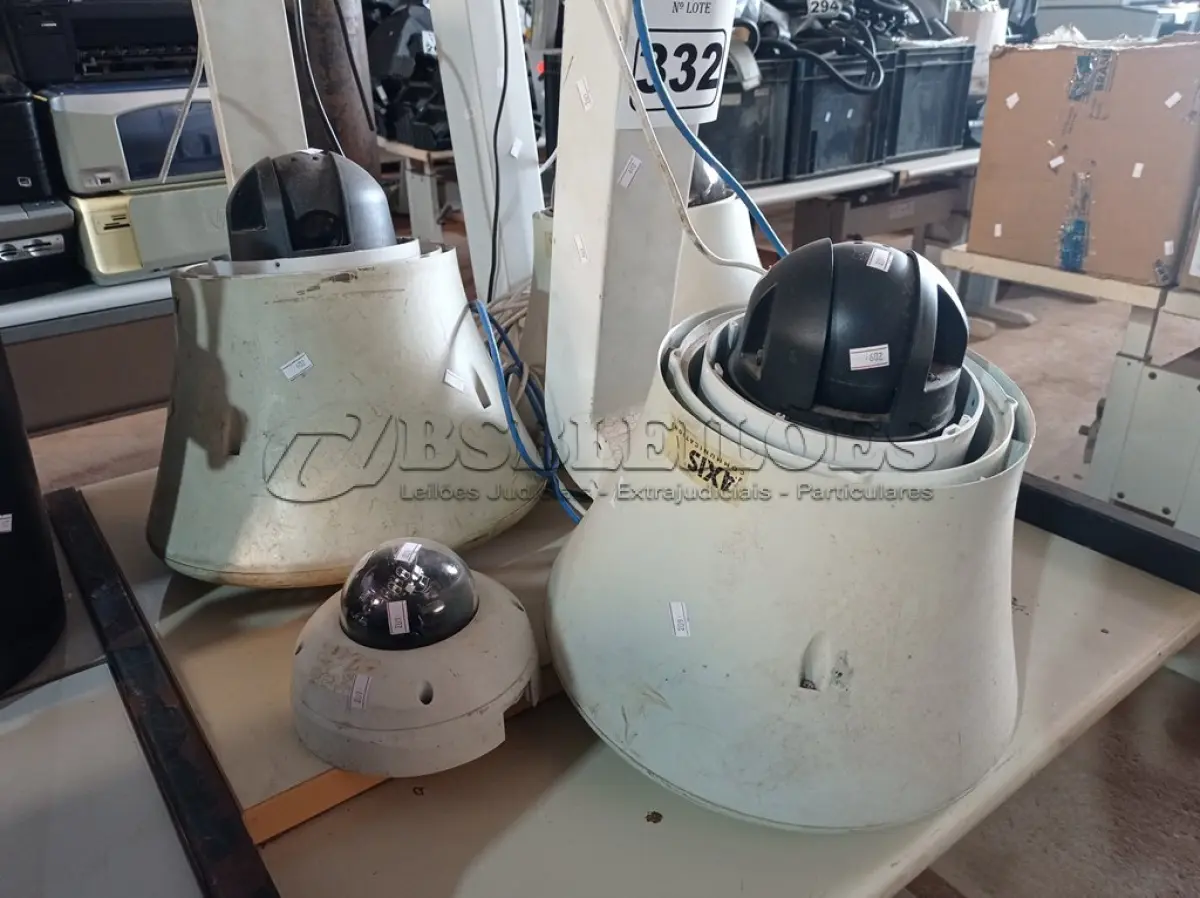 LOTE 332 - 05 CÂMERA DOMES MARCAS E MODELOS DIVERSOS. (NO ESTADO) ATENÇÃO! FAZER A VISITAÇÃO ANTES DE ARREMATAR, NÃO SABEMOS SE FUNCIONA. LEILÃO NÃO TEM GARANTIA E NEM DEVOLUÇÃO, SUJEITO A POSSÍVEIS AVARIAS VISÍVEIS/OCULTAS E/OU AUSÊNCIA DE COMPONENTES.