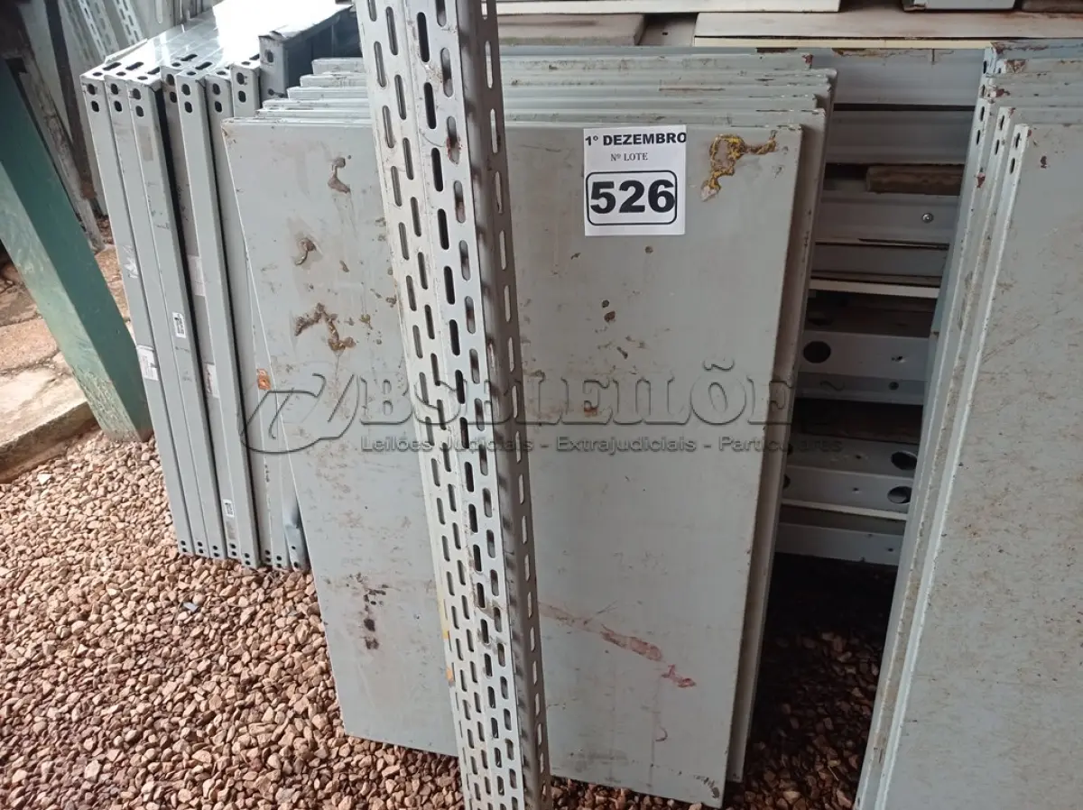 LOTE 526 - 01 ESTANTE DE AÇO COM 07 PRATELEIRAS. (NO ESTADO) ATENÇÃO! FAZER A VISITAÇÃO ANTES DE ARREMATAR, NÃO SABEMOS SE FUNCIONA. LEILÃO NÃO TEM GARANTIA E NEM DEVOLUÇÃO, SUJEITO A POSSÍVEIS AVARIAS VISÍVEIS/OCULTAS E/OU AUSÊNCIA DE COMPONENTES.