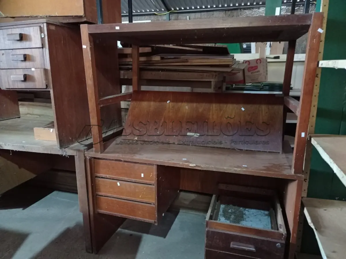 LOTE 460 - 05 MESAS E 01 ARMÁRIO BAIXO EM MADEIRA. (NO ESTADO) ATENÇÃO! FAZER A VISITAÇÃO ANTES DE ARREMATAR, NÃO SABEMOS SE FUNCIONA. LEILÃO NÃO TEM GARANTIA E NEM DEVOLUÇÃO, SUJEITO A POSSÍVEIS AVARIAS VISÍVEIS/OCULTAS E/OU AUSÊNCIA DE COMPONENTES.