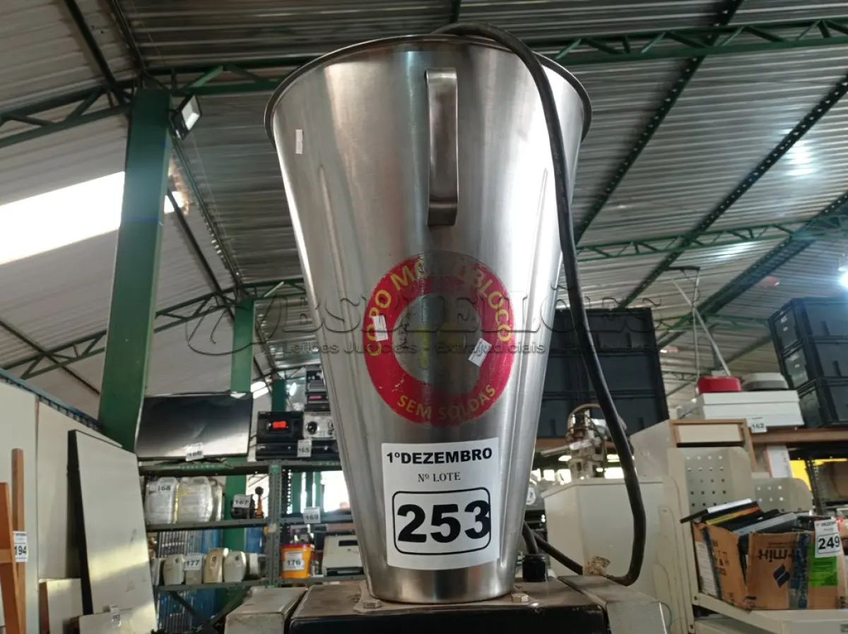 LOTE 253 - 01 LIQUIDIFICADOR BASCULANTE. (NO ESTADO) ATENÇÃO! FAZER A VISITAÇÃO ANTES DE ARREMATAR, NÃO SABEMOS SE FUNCIONA. LEILÃO NÃO TEM GARANTIA E NEM DEVOLUÇÃO, SUJEITO A POSSÍVEIS AVARIAS VISÍVEIS/OCULTAS E/OU AUSÊNCIA DE COMPONENTES.