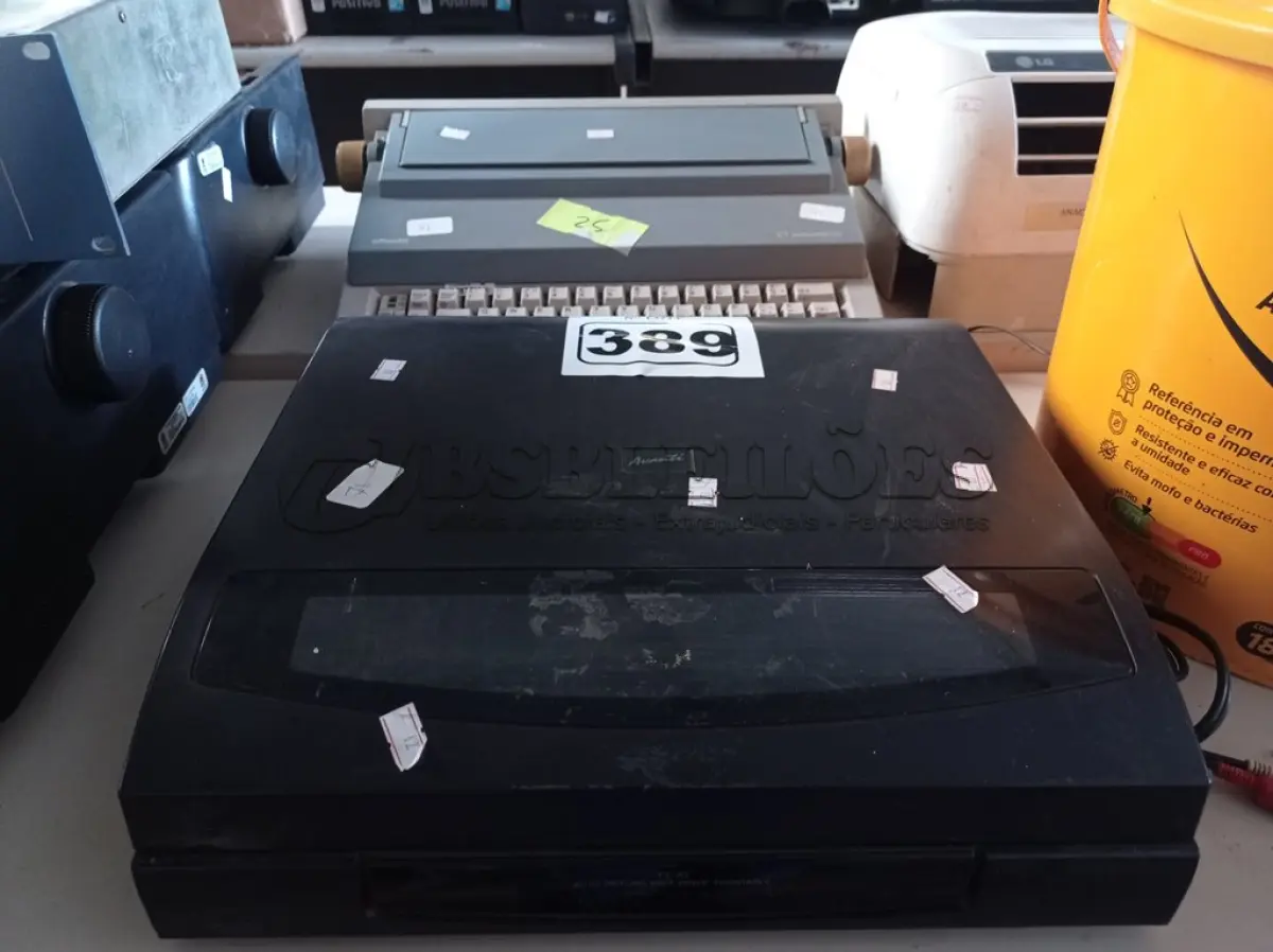 LOTE 389 - 01 MÁQUINA DE ESCREVER OLIVETTI PERSONAL 55 E 01 TOCA DISCOS AVANTI. (NO ESTADO) ATENÇÃO! FAZER A VISITAÇÃO ANTES DE ARREMATAR, NÃO SABEMOS SE FUNCIONA. LEILÃO NÃO TEM GARANTIA E NEM DEVOLUÇÃO, SUJEITO A POSSÍVEIS AVARIAS VISÍVEIS/OCULTAS E/OU AUSÊNCIA DE COMPONENTES.