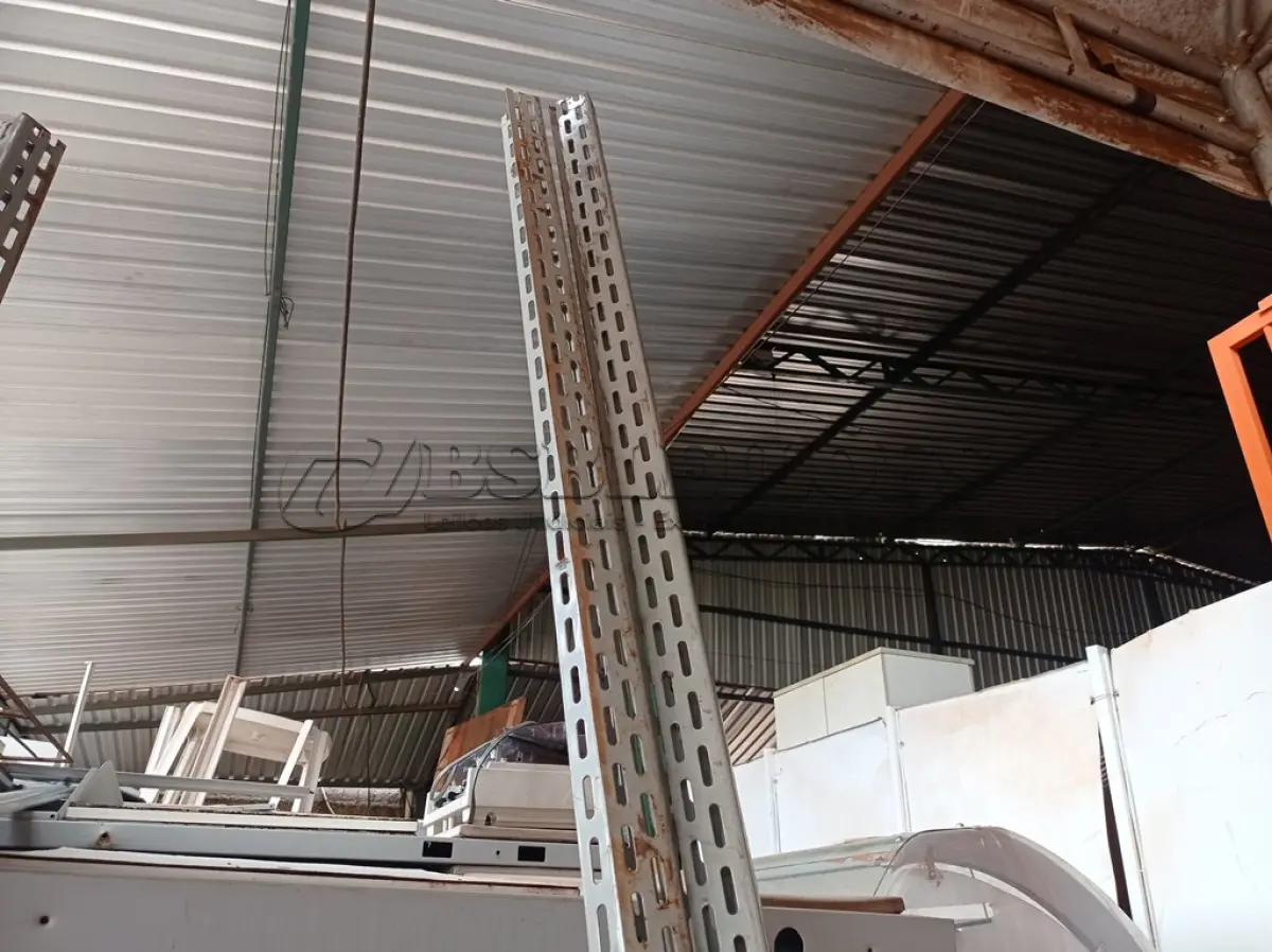 LOTE 524 - 01 ESTANTE DE AÇO COM 07 PRATELEIRAS. (NO ESTADO) ATENÇÃO! FAZER A VISITAÇÃO ANTES DE ARREMATAR, NÃO SABEMOS SE FUNCIONA. LEILÃO NÃO TEM GARANTIA E NEM DEVOLUÇÃO, SUJEITO A POSSÍVEIS AVARIAS VISÍVEIS/OCULTAS E/OU AUSÊNCIA DE COMPONENTES.