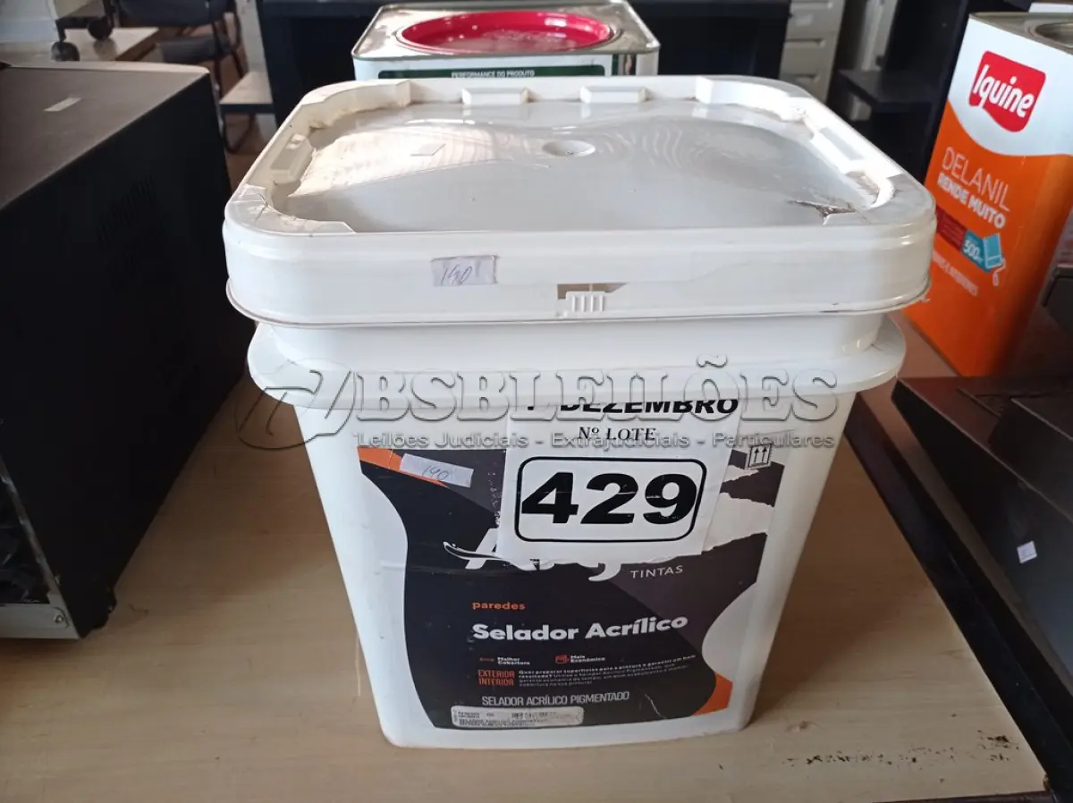 LOTE 429 - 01 BALDE DE SELANTE ACRÍLICO PIGMENTADO 18L. (NO ESTADO) ATENÇÃO! FAZER A VISITAÇÃO ANTES DE ARREMATAR, NÃO SABEMOS SE FUNCIONA. LEILÃO NÃO TEM GARANTIA E NEM DEVOLUÇÃO, SUJEITO A POSSÍVEIS AVARIAS VISÍVEIS/OCULTAS E/OU AUSÊNCIA DE COMPONENTES.