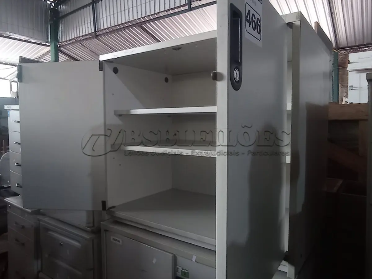 LOTE 466 - 02 ARMÁRIOS BAIXOS EM MADEIRA. (NO ESTADO) ATENÇÃO! FAZER A VISITAÇÃO ANTES DE ARREMATAR, NÃO SABEMOS SE FUNCIONA. LEILÃO NÃO TEM GARANTIA E NEM DEVOLUÇÃO, SUJEITO A POSSÍVEIS AVARIAS VISÍVEIS/OCULTAS E/OU AUSÊNCIA DE COMPONENTES.