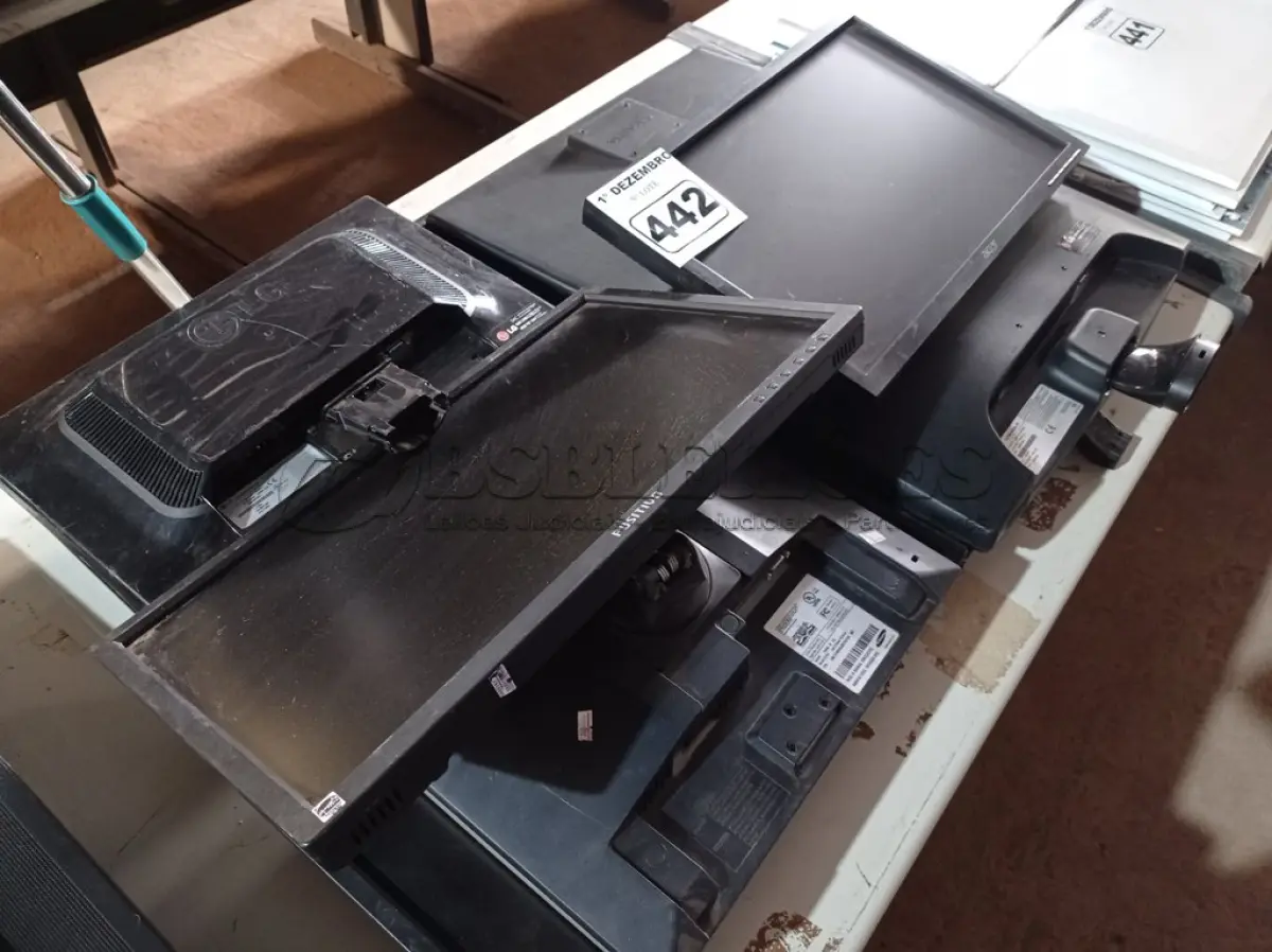 LOTE 442 - 10 MONITORES MARCAS E MODELOS DIVERSOS PARA RETIRADA DE PEÇAS. (NO ESTADO) ATENÇÃO! FAZER A VISITAÇÃO ANTES DE ARREMATAR, NÃO SABEMOS SE FUNCIONA. LEILÃO NÃO TEM GARANTIA E NEM DEVOLUÇÃO, SUJEITO A POSSÍVEIS AVARIAS VISÍVEIS/OCULTAS E/OU AUSÊNCIA DE COMPONENTES.