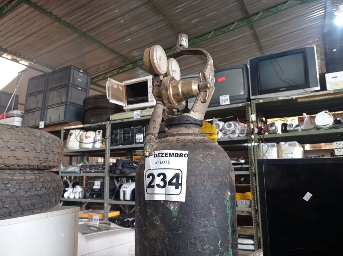 LOTE 234 - 01 CILINDRO DE OXIGÊNIO. (NO ESTADO) ATENÇÃO! FAZER A VISITAÇÃO ANTES DE ARREMATAR, NÃO SABEMOS SE FUNCIONA. LEILÃO NÃO TEM GARANTIA E NEM DEVOLUÇÃO, SUJEITO A POSSÍVEIS AVARIAS VISÍVEIS/OCULTAS E/OU AUSÊNCIA DE COMPONENTES.