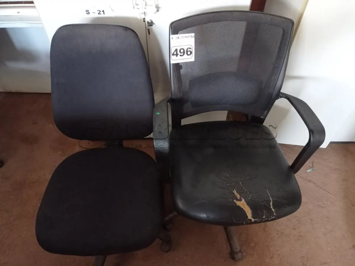 LOTE 496 - 02 CADEIRAS DE ESCRITÓRIO COM BASE GIRATÓRIA. (NO ESTADO) ATENÇÃO! FAZER A VISITAÇÃO ANTES DE ARREMATAR, NÃO SABEMOS SE FUNCIONA. LEILÃO NÃO TEM GARANTIA E NEM DEVOLUÇÃO, SUJEITO A POSSÍVEIS AVARIAS VISÍVEIS/OCULTAS E/OU AUSÊNCIA DE COMPONENTES.