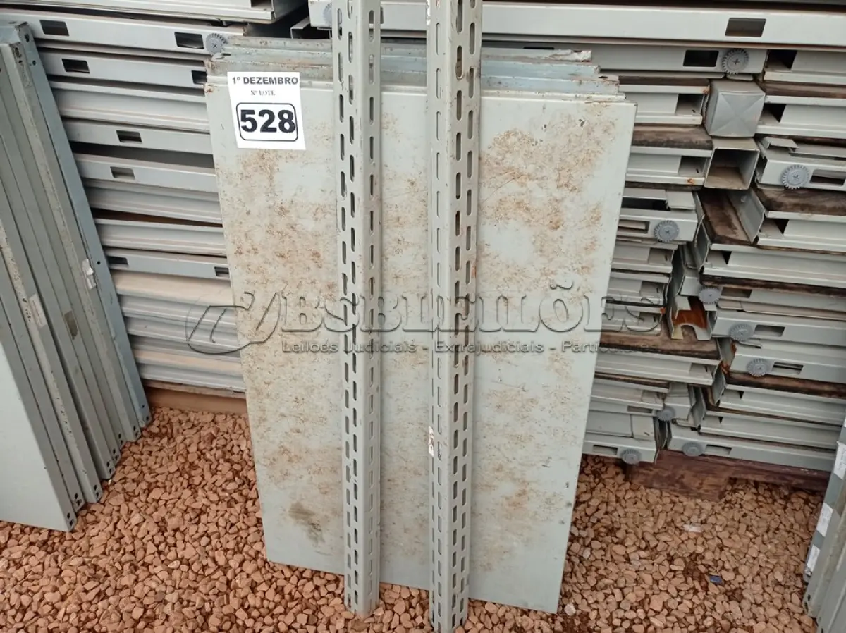 LOTE 528 - 01 ESTANTE DE AÇO COM 07 PRATELEIRAS. (NO ESTADO) ATENÇÃO! FAZER A VISITAÇÃO ANTES DE ARREMATAR, NÃO SABEMOS SE FUNCIONA. LEILÃO NÃO TEM GARANTIA E NEM DEVOLUÇÃO, SUJEITO A POSSÍVEIS AVARIAS VISÍVEIS/OCULTAS E/OU AUSÊNCIA DE COMPONENTES.