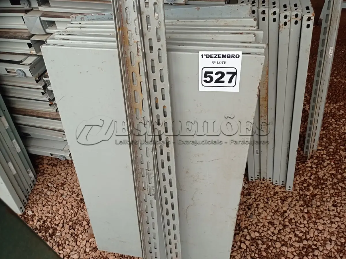 LOTE 527 - 01 ESTANTE DE AÇO COM 08 PRATELEIRAS. (NO ESTADO) ATENÇÃO! FAZER A VISITAÇÃO ANTES DE ARREMATAR, NÃO SABEMOS SE FUNCIONA. LEILÃO NÃO TEM GARANTIA E NEM DEVOLUÇÃO, SUJEITO A POSSÍVEIS AVARIAS VISÍVEIS/OCULTAS E/OU AUSÊNCIA DE COMPONENTES.