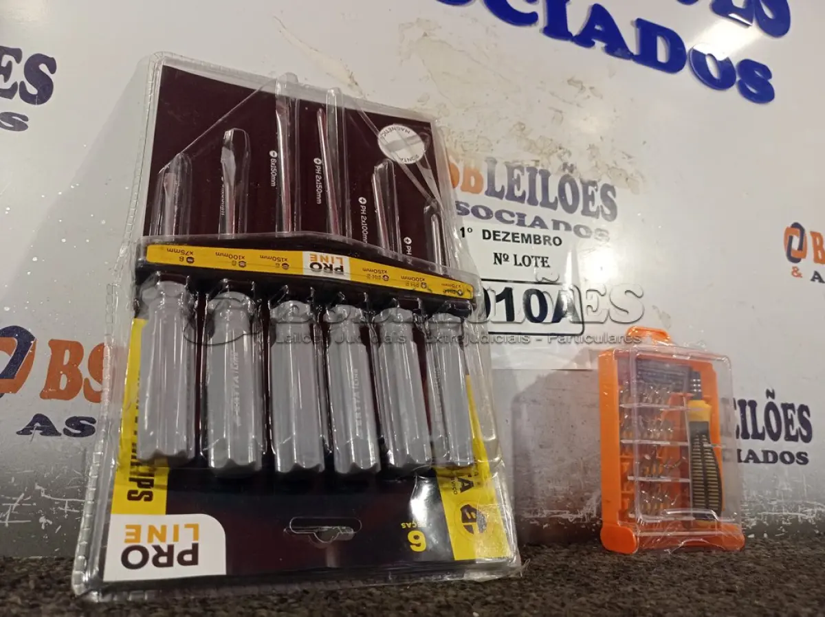 LOTE 010 - 01 KIT DE CHAVES FENDA/PHILIPS 06 PEÇAS E 01 KIT DE CHAVES DE PRECISÃO. (NO ESTADO) ATENÇÃO! FAZER A VISITAÇÃO ANTES DE ARREMATAR, NÃO SABEMOS SE FUNCIONA. LEILÃO NÃO TEM GARANTIA E NEM DEVOLUÇÃO, SUJEITO A POSSÍVEIS AVARIAS VISÍVEIS/OCULTAS E/OU AUSÊNCIA DE COMPONENTES.