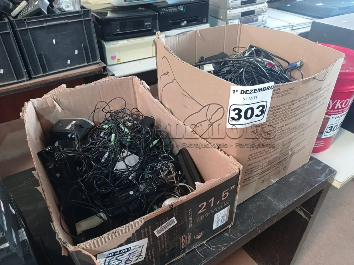 LOTE 303 - 01 LOTE COM VÁRIOS MOUSES E CAIXINHAS DE SOM PARA PC MARCAS E MODELOS DIVERSOS. (NO ESTADO) ATENÇÃO! FAZER A VISITAÇÃO ANTES DE ARREMATAR, NÃO SABEMOS SE FUNCIONA. LEILÃO NÃO TEM GARANTIA E NEM DEVOLUÇÃO, SUJEITO A POSSÍVEIS AVARIAS VISÍVEIS/OCULTAS E/OU AUSÊNCIA DE COMPONENTES.