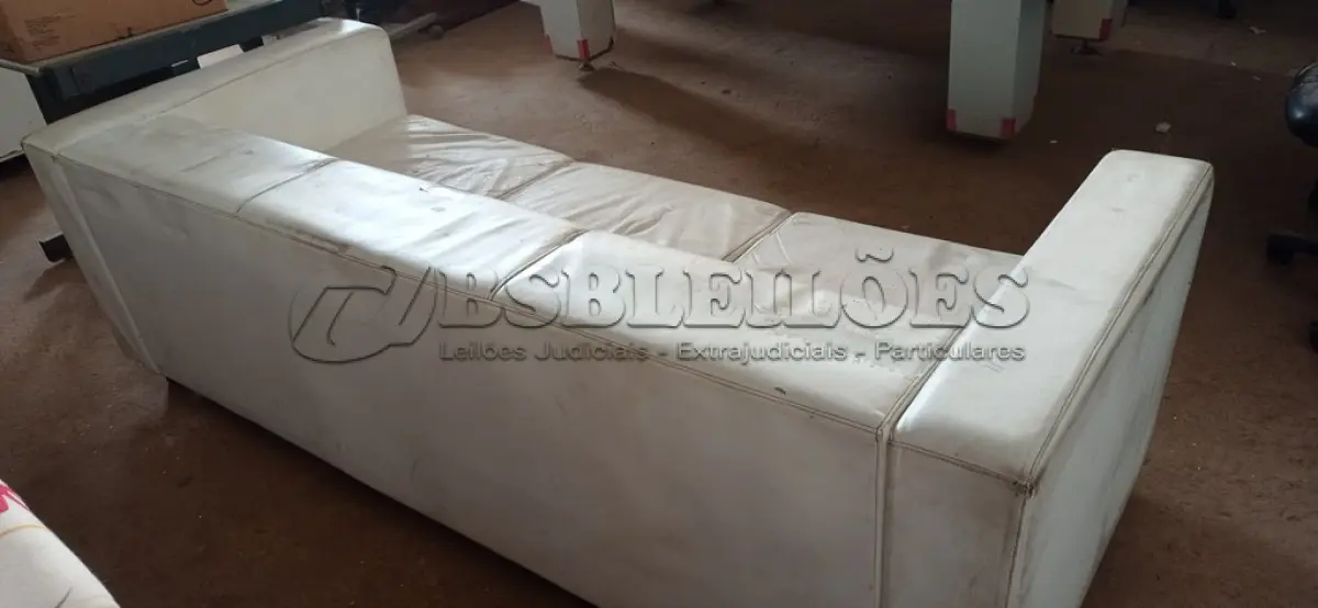 LOTE 493 - 01 SOFÁ DE 03 LUGARES. (NO ESTADO) ATENÇÃO! FAZER A VISITAÇÃO ANTES DE ARREMATAR, NÃO SABEMOS SE FUNCIONA. LEILÃO NÃO TEM GARANTIA E NEM DEVOLUÇÃO, SUJEITO A POSSÍVEIS AVARIAS VISÍVEIS/OCULTAS E/OU AUSÊNCIA DE COMPONENTES.