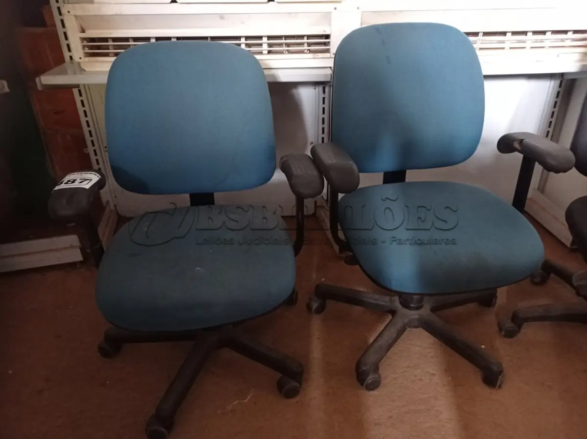 LOTE 487 - 02 CADEIRAS DE ESCRITÓRIO COM BASE GIRATÓRIA. (NO ESTADO) ATENÇÃO! FAZER A VISITAÇÃO ANTES DE ARREMATAR, NÃO SABEMOS SE FUNCIONA. LEILÃO NÃO TEM GARANTIA E NEM DEVOLUÇÃO, SUJEITO A POSSÍVEIS AVARIAS VISÍVEIS/OCULTAS E/OU AUSÊNCIA DE COMPONENTES.