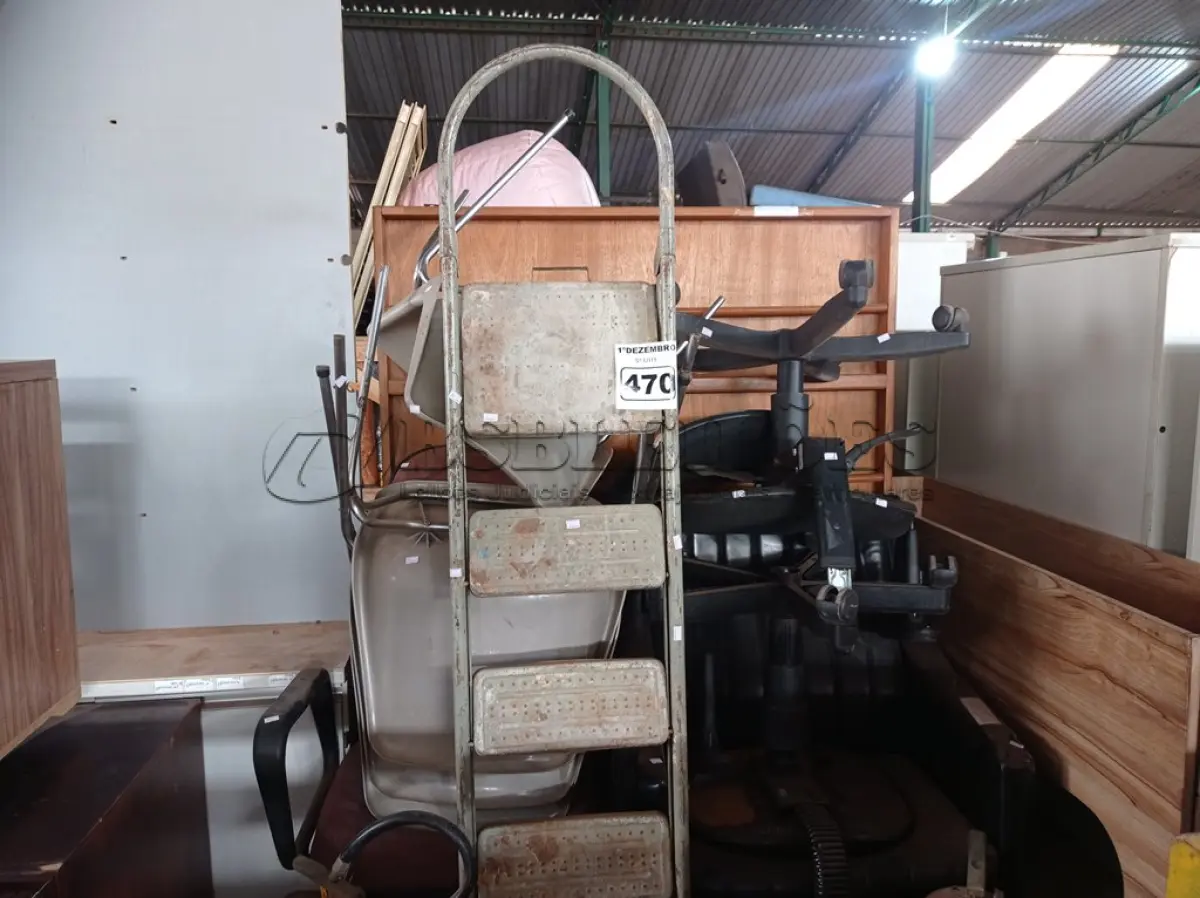 LOTE 470 - 01 PAINEL EM MADEIRA, 01 ESCADA, 03 EXTINTORES E VÁRIAS CADEIRAS MARCAS E MODELOS DIVERSOS. (NO ESTADO) ATENÇÃO! FAZER A VISITAÇÃO ANTES DE ARREMATAR, NÃO SABEMOS SE FUNCIONA. LEILÃO NÃO TEM GARANTIA E NEM DEVOLUÇÃO, SUJEITO A POSSÍVEIS AVARIAS VISÍVEIS/OCULTAS E/OU AUSÊNCIA DE COMPONENTES.