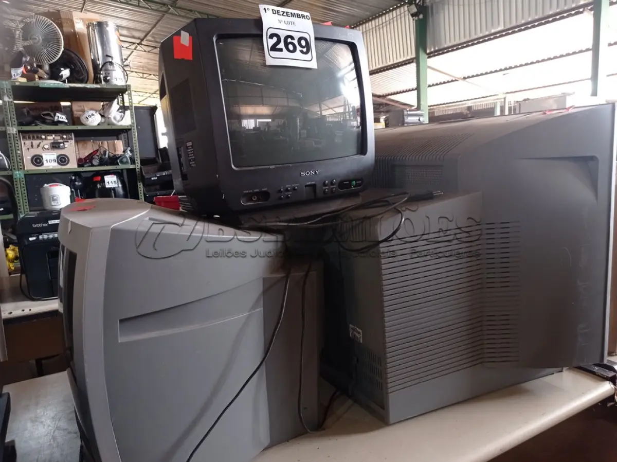 LOTE 269 - 03 TV’S DE TUBO MARCAS E MODELOS DIVERSOS. (NO ESTADO) ATENÇÃO! FAZER A VISITAÇÃO ANTES DE ARREMATAR, NÃO SABEMOS SE FUNCIONA. LEILÃO NÃO TEM GARANTIA E NEM DEVOLUÇÃO, SUJEITO A POSSÍVEIS AVARIAS VISÍVEIS/OCULTAS E/OU AUSÊNCIA DE COMPONENTES.