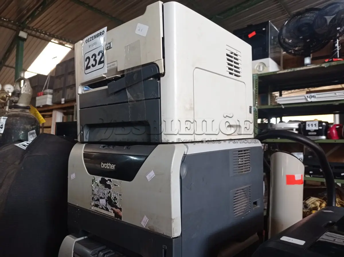 LOTE 232 - 03 IMPRESSORAS A LASER MARCAS E MODELOS DIVERSOS. (NO ESTADO) ATENÇÃO! FAZER A VISITAÇÃO ANTES DE ARREMATAR, NÃO SABEMOS SE FUNCIONA. LEILÃO NÃO TEM GARANTIA E NEM DEVOLUÇÃO, SUJEITO A POSSÍVEIS AVARIAS VISÍVEIS/OCULTAS E/OU AUSÊNCIA DE COMPONENTES.