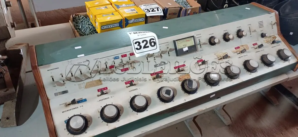 LOTE 326 - 01 MESA DE SOM ANTIGA. (NO ESTADO) ATENÇÃO! FAZER A VISITAÇÃO ANTES DE ARREMATAR, NÃO SABEMOS SE FUNCIONA. LEILÃO NÃO TEM GARANTIA E NEM DEVOLUÇÃO, SUJEITO A POSSÍVEIS AVARIAS VISÍVEIS/OCULTAS E/OU AUSÊNCIA DE COMPONENTES.