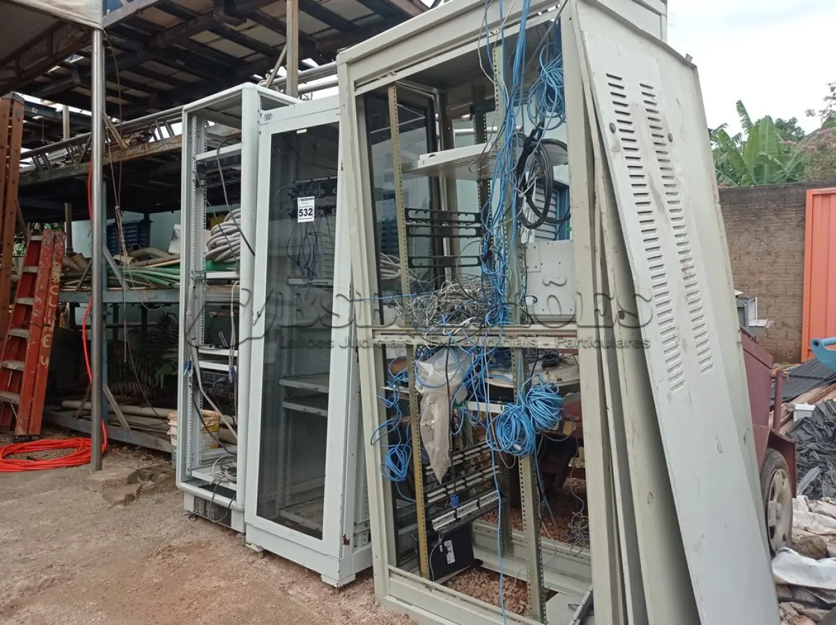 LOTE 532 - 03 RACKS PARA EQUIPAMENTOS DE TELECOMUNICAÇÕES. (NO ESTADO) ATENÇÃO! FAZER A VISITAÇÃO ANTES DE ARREMATAR, NÃO SABEMOS SE FUNCIONA. LEILÃO NÃO TEM GARANTIA E NEM DEVOLUÇÃO, SUJEITO A POSSÍVEIS AVARIAS VISÍVEIS/OCULTAS E/OU AUSÊNCIA DE COMPONENTES.